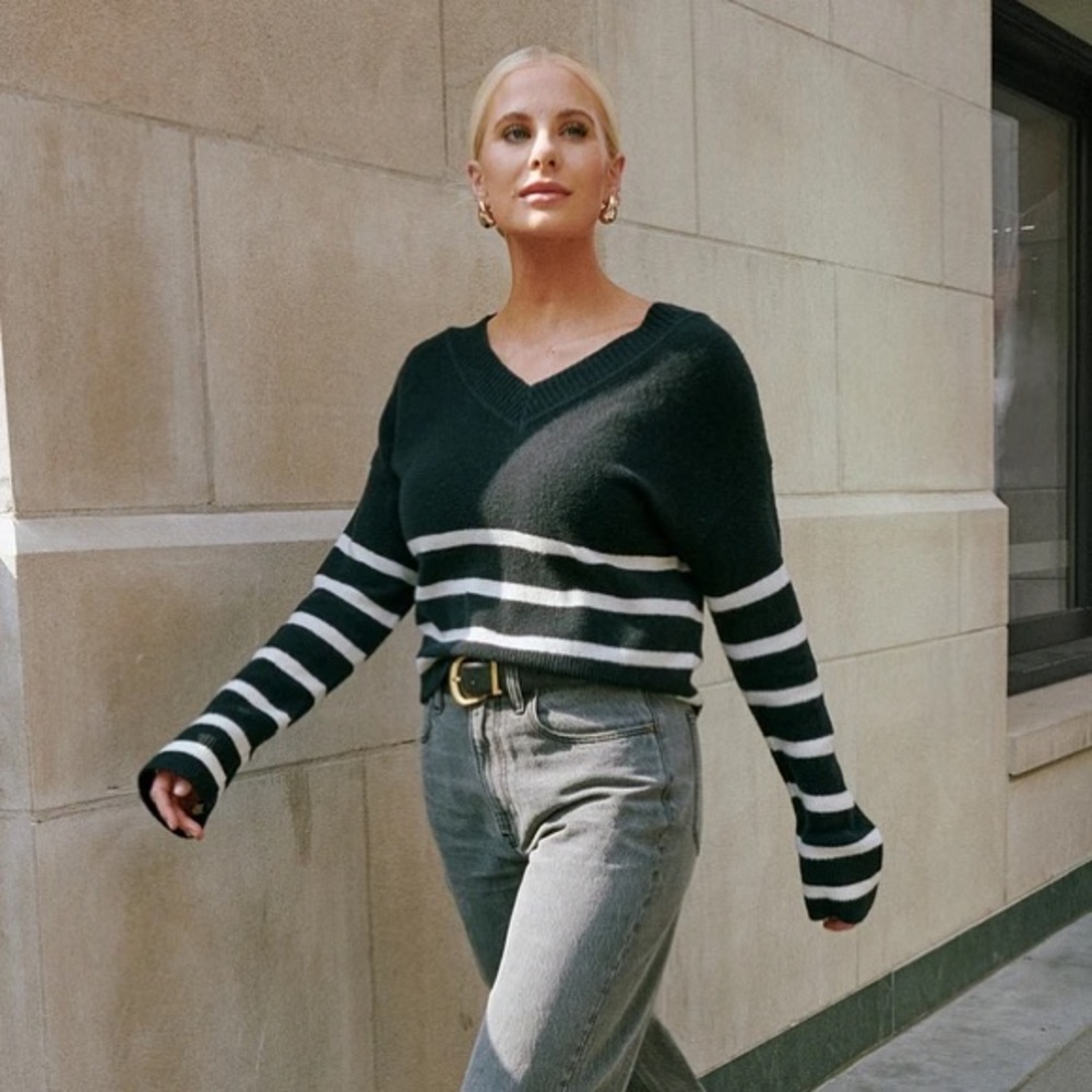 Abercrombie & Fitch Black and White Striped V-Neck Sweater